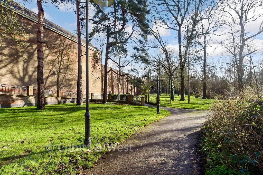 Property photo 3 of 11 Communal Gardens