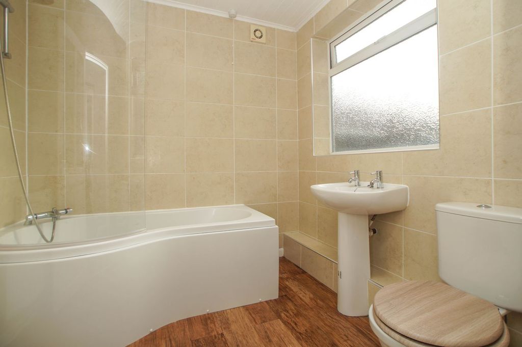 Property photo 3 of 18 Bathroom