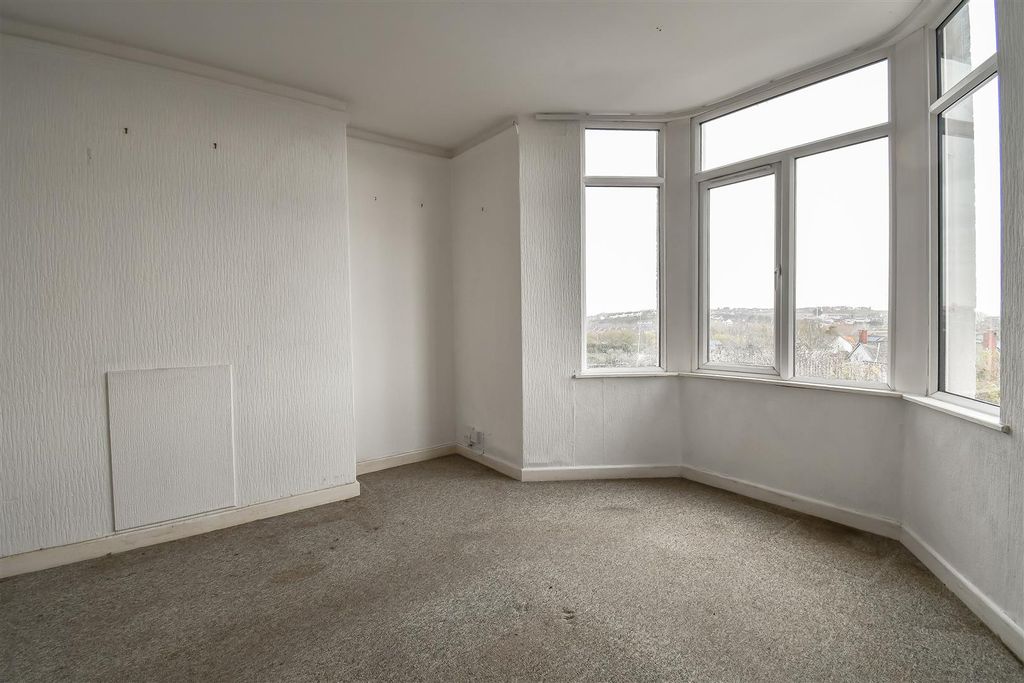 Property photo 3 of 27 Living Room