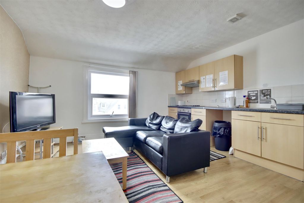 Property photo 3 of 17 D6829684-B786-43D4-A9E8-4F892A1Be7E2_1_201_A.Jpeg