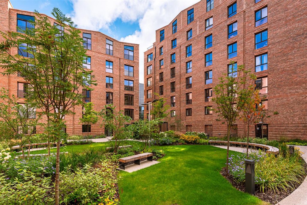 Property photo 1 of 11 Communal Gardens