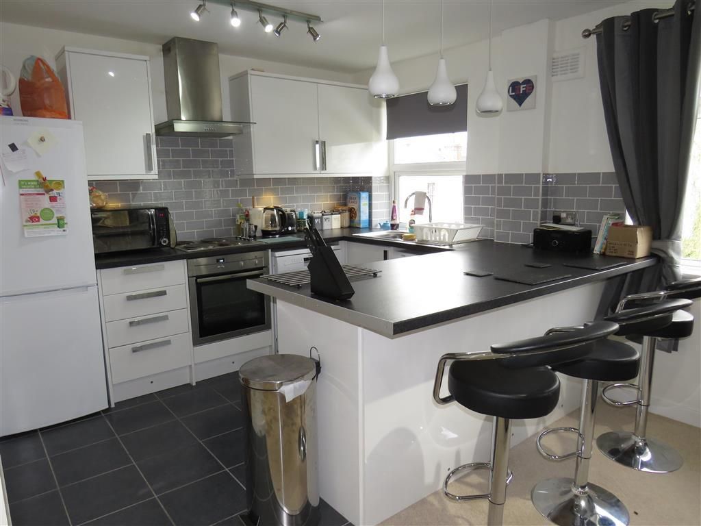 Property photo 3 of 10 Kitchen