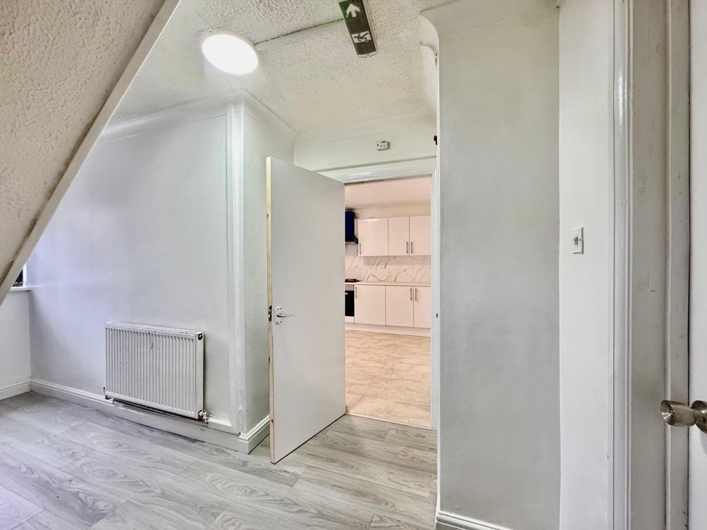 Property photo 2 of 28