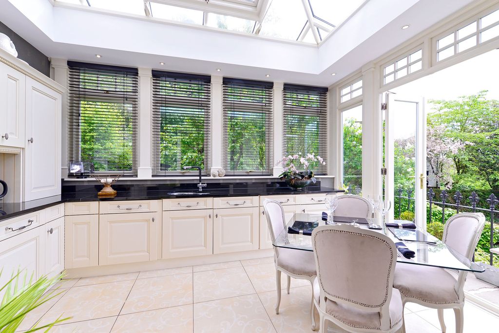 Property photo 3 of 10 Kitchen