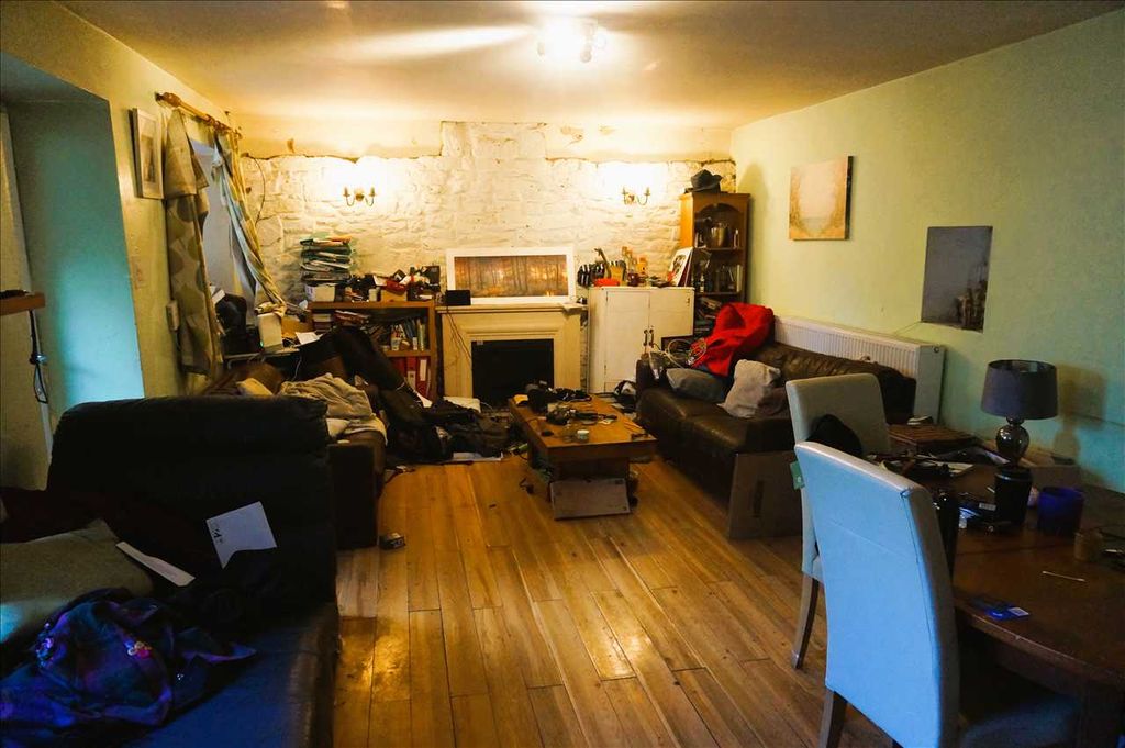 Property photo 3 of 21 Lounge :