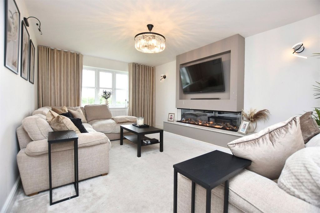 Property photo 2 of 32 Front Lounge