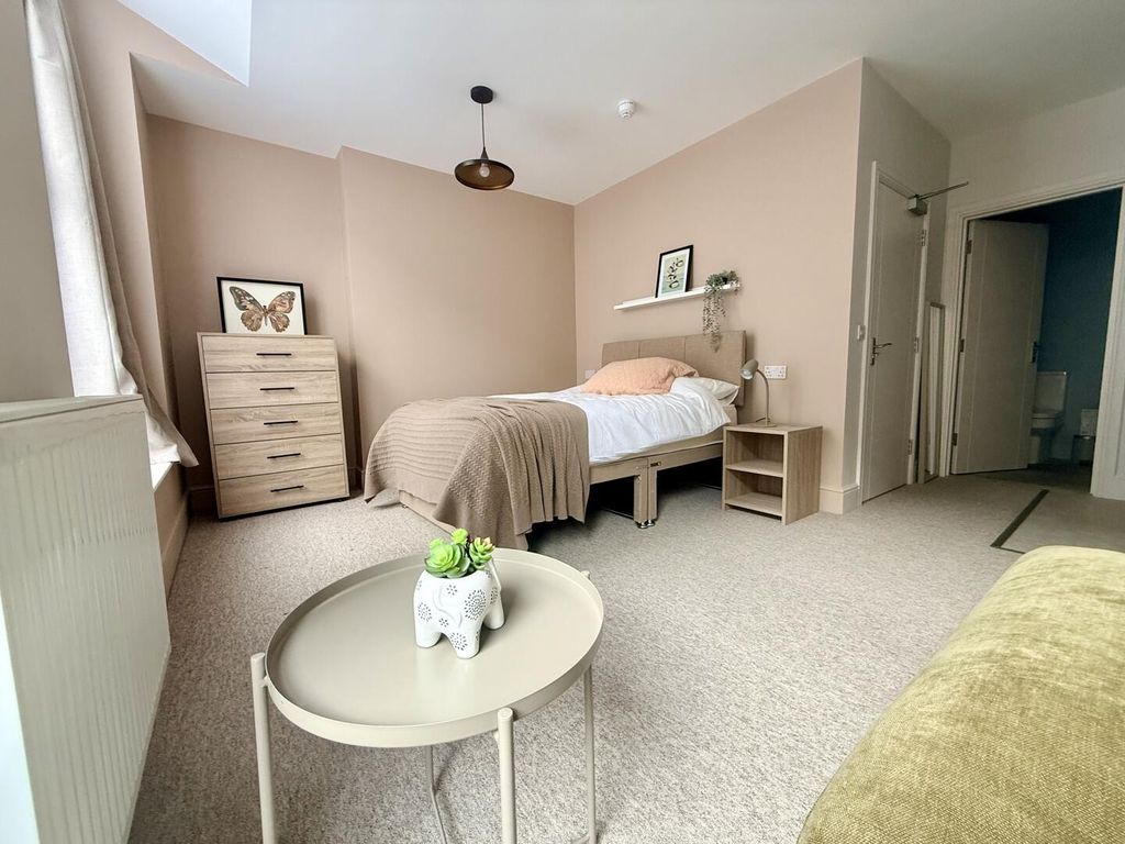 Property photo 1 of 18 Bedroom