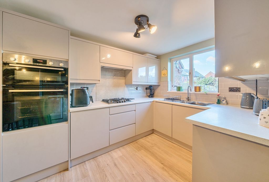 Property photo 2 of 10 1356129-18-68d17B...