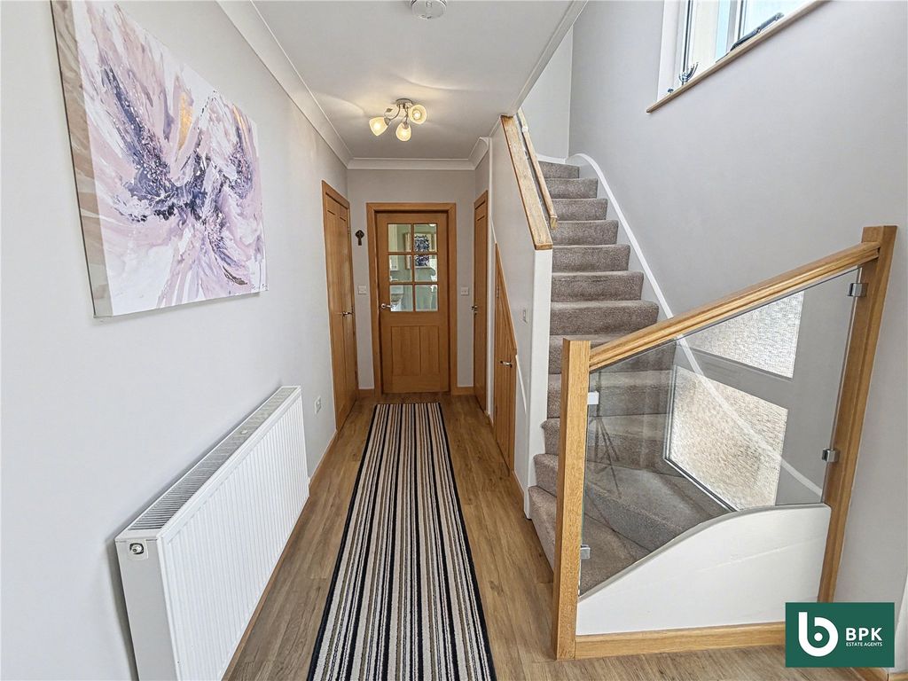 Property photo 2 of 39 Picture No. 16