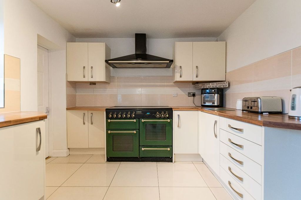 Property photo 2 of 28