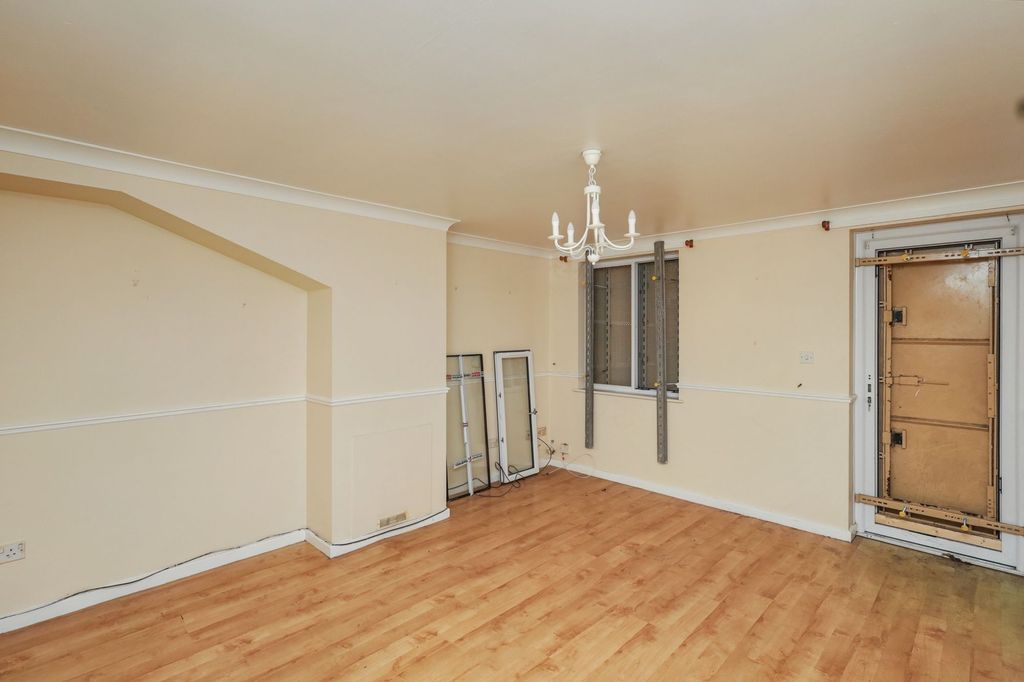 Property photo 3 of 15 150 Winsor Terrace, Winsor Park Estate, Beckton, London E6 6Ld
