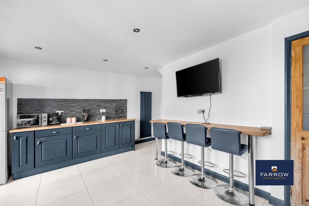 Property photo 3 of 29 Kitchen / Breakfast Room