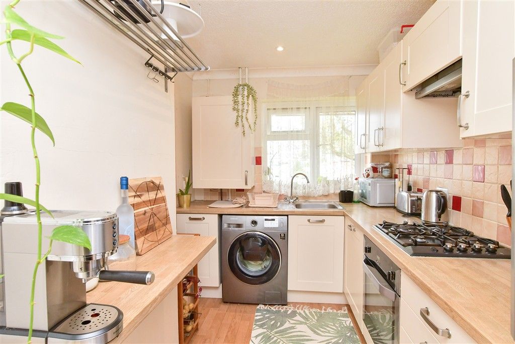 Property photo 3 of 11 Kitchen