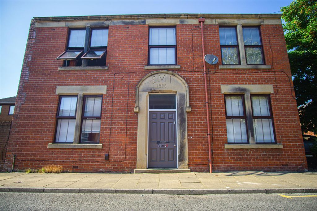 Property photo 1 of 8 Exterior - Front