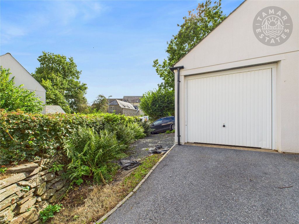 Property photo 3 of 19 Driveway &amp; Garage