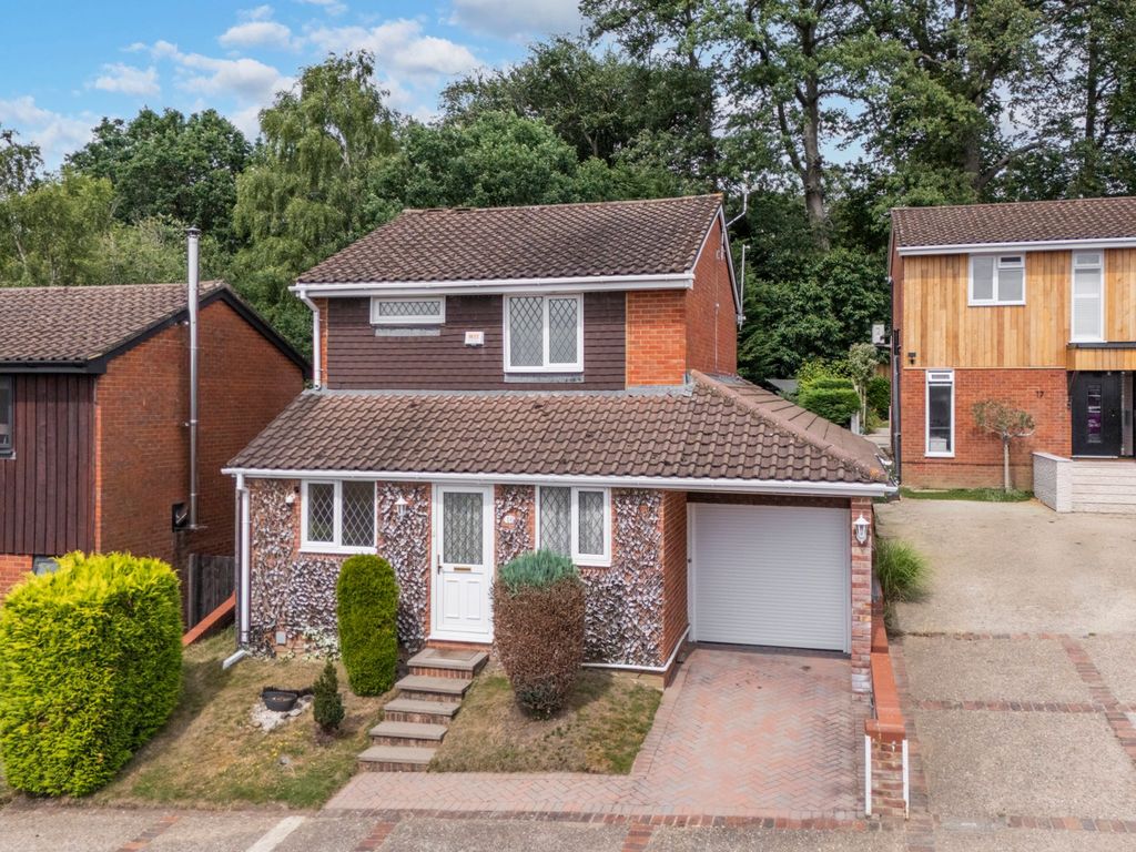 Property photo 1 of 11 Greenham Wood
