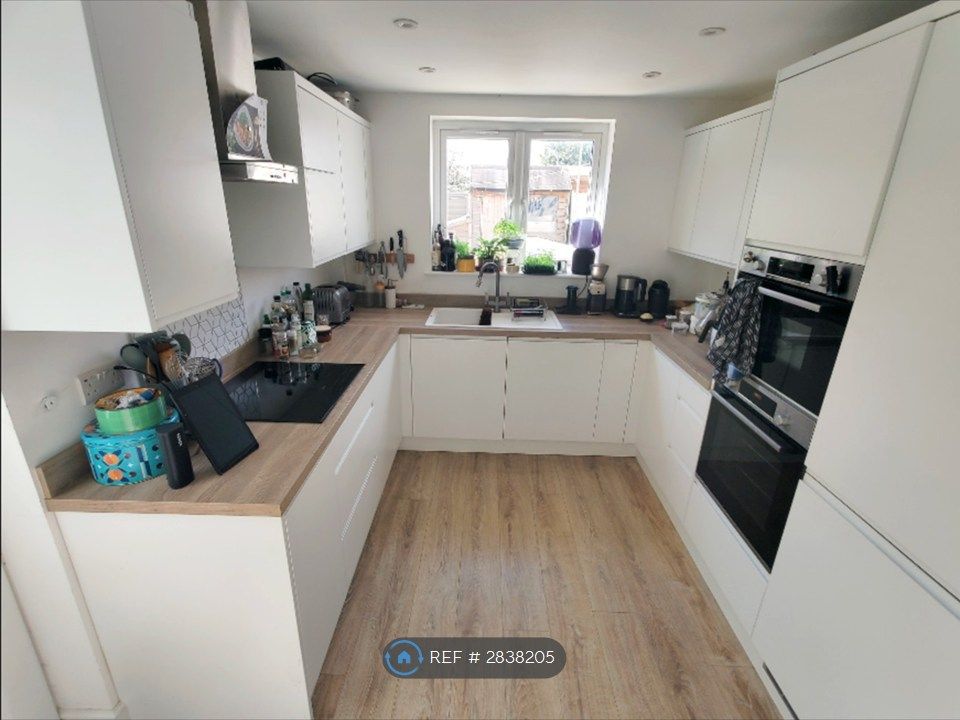 Property photo 3 of 5 Kitchen Fully Kitted Out