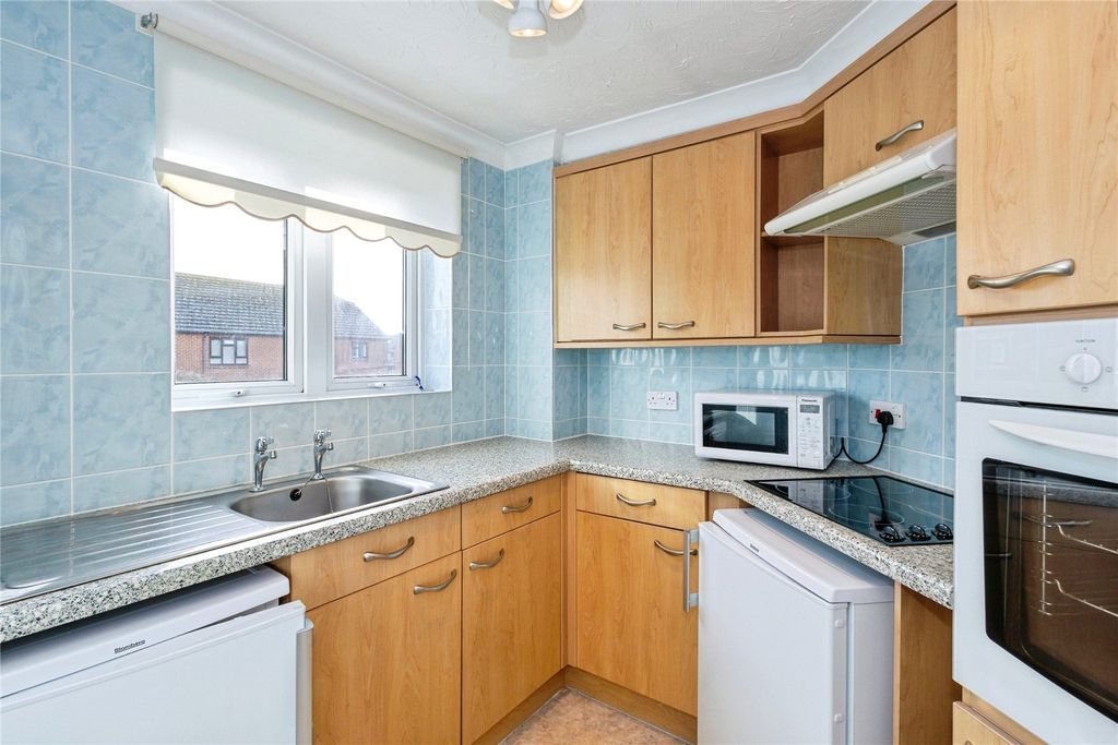 Property photo 3 of 11 Kitchen