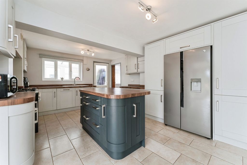 Property photo 3 of 32