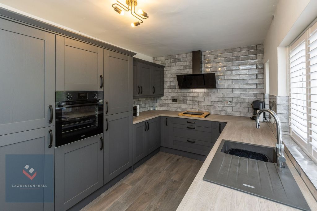 Property photo 2 of 17 Kitchen