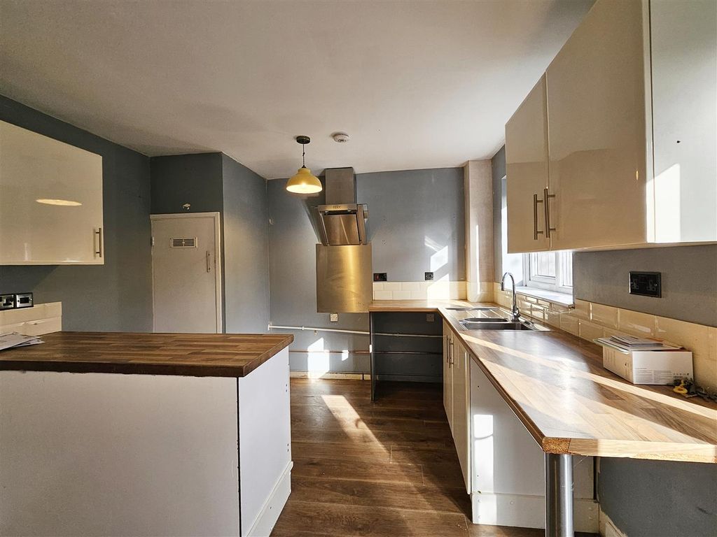 Property photo 3 of 14 Kitchen