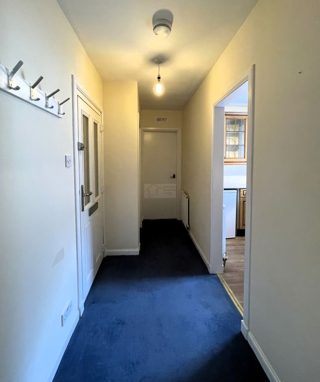 Property photo 2 of 11 Hallway