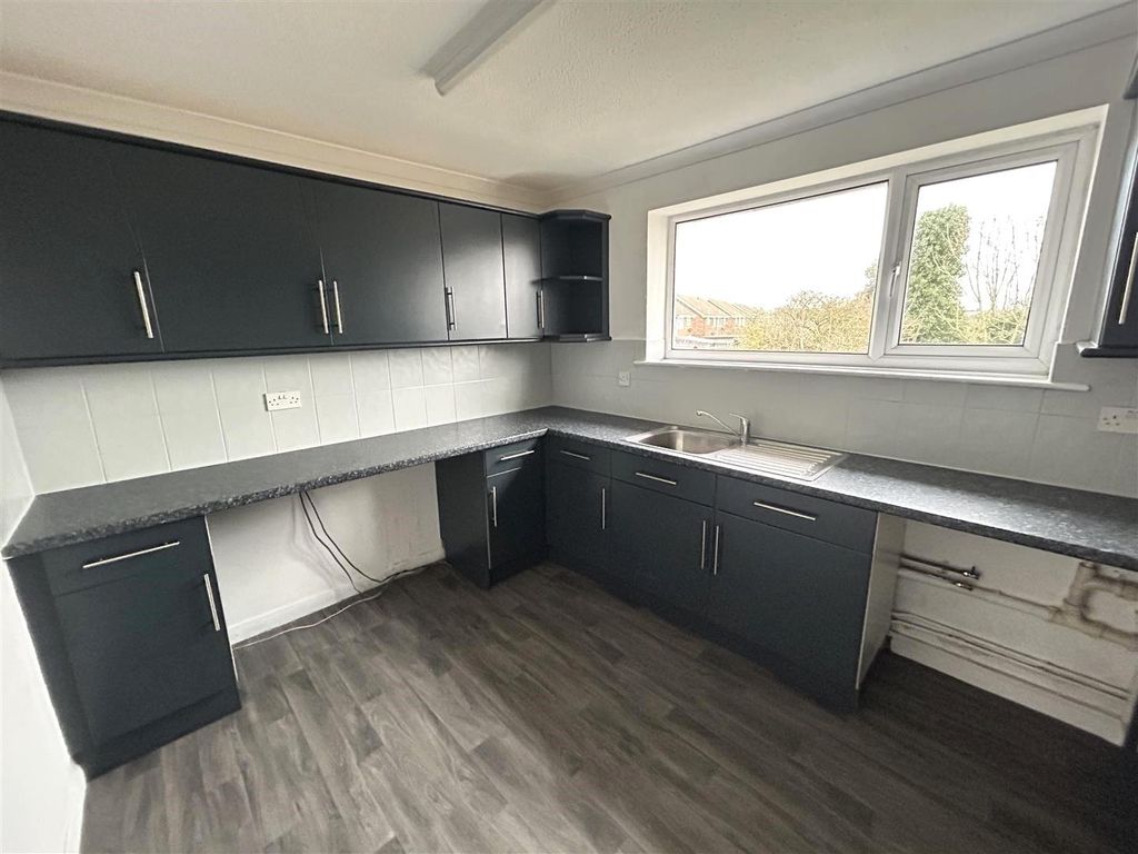 Property photo 3 of 9 Kitchen