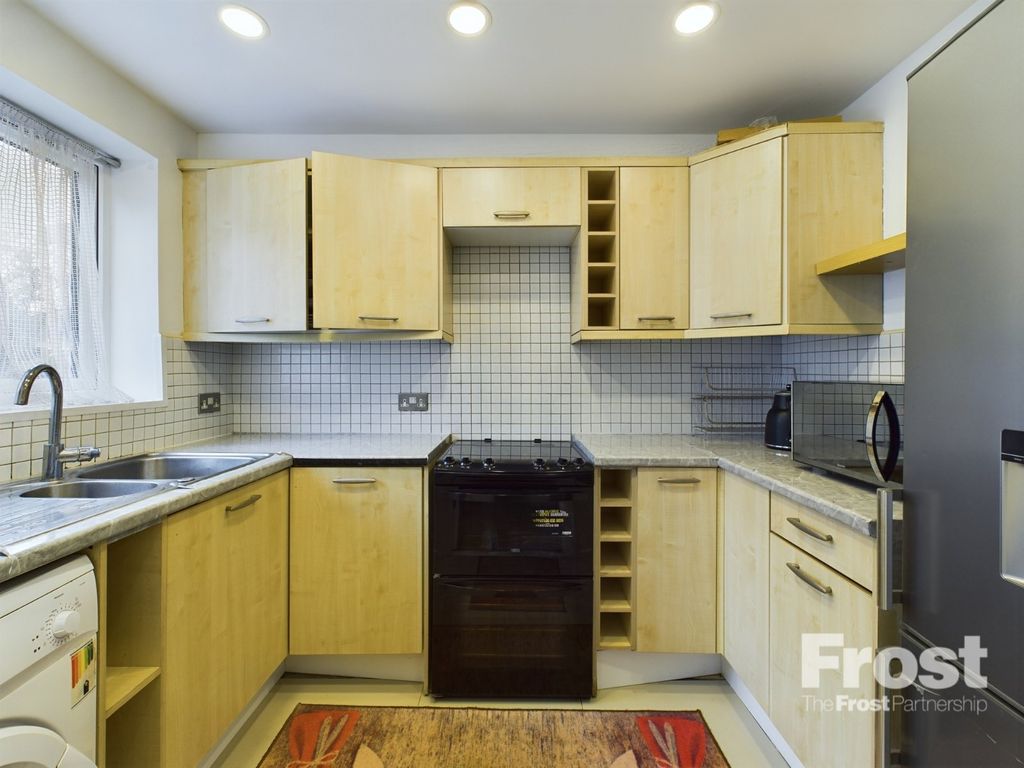 Property photo 3 of 9 Kitchen