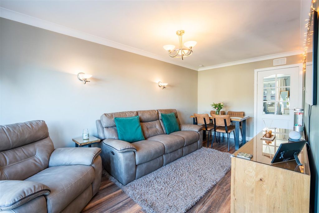 Property photo 3 of 13 Lounge