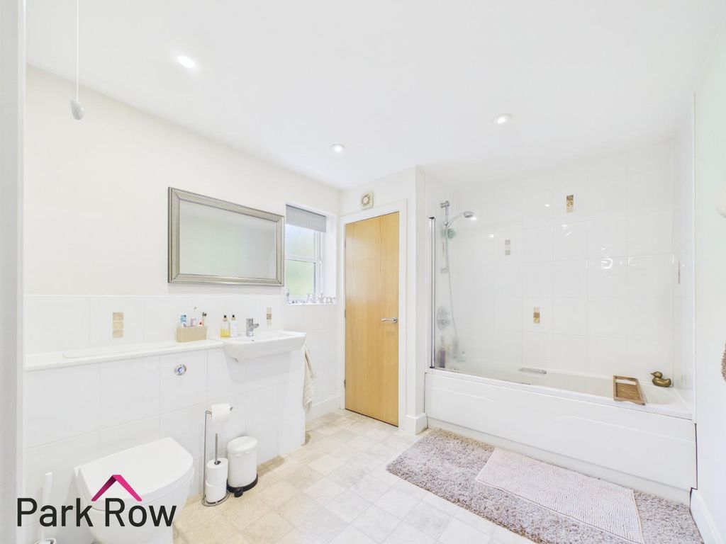 Property photo 3 of 17 Bathroom