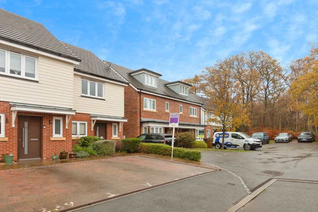 Property photo 2 of 17 Street Scene