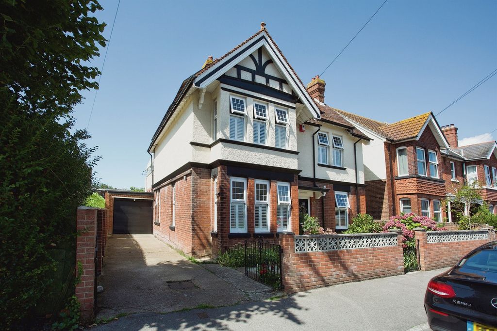 Property photo 2 of 18