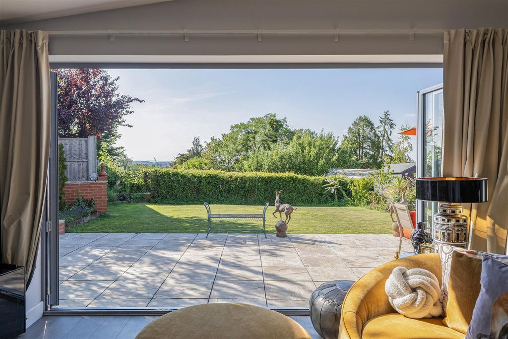 Property photo 2 of 21 111782_Treeside Green Lane Churchdown-7.Jpg