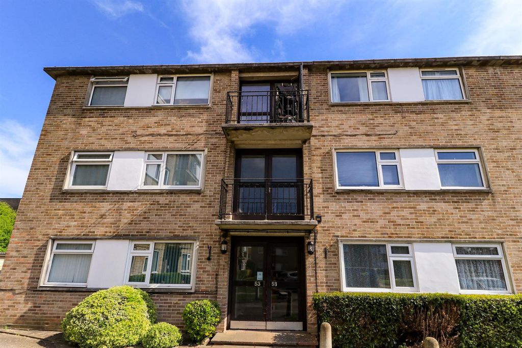 Property photo 1 of 27 56 Bridle Close.Jpg