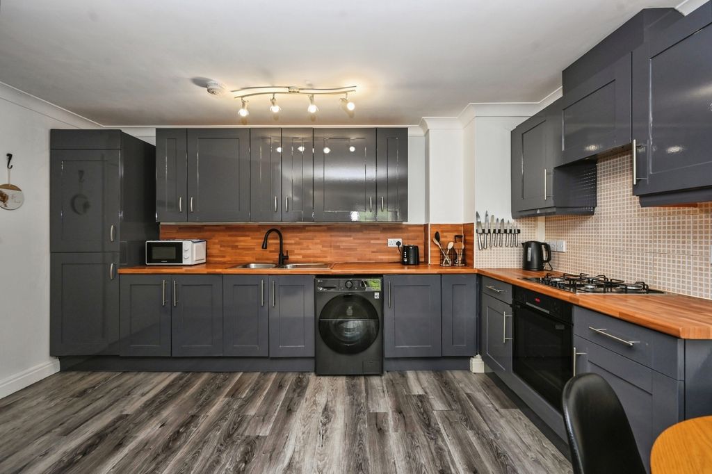 Property photo 2 of 19 Kitchen