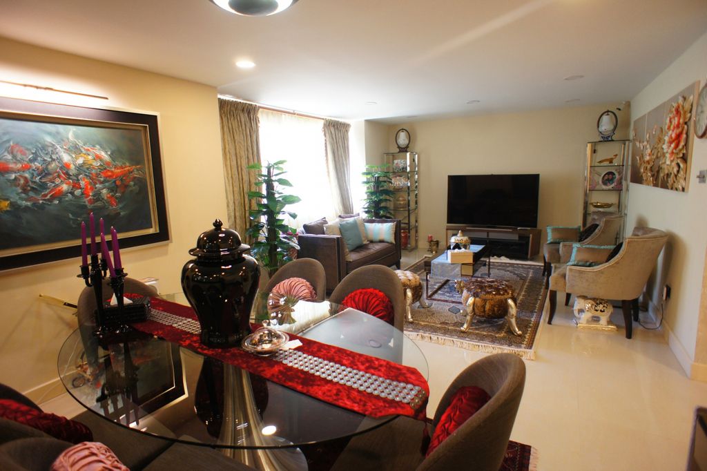 Property photo 1 of 13 Luxury 3 Bedrooms Apartment In Overlooking Private Garden
