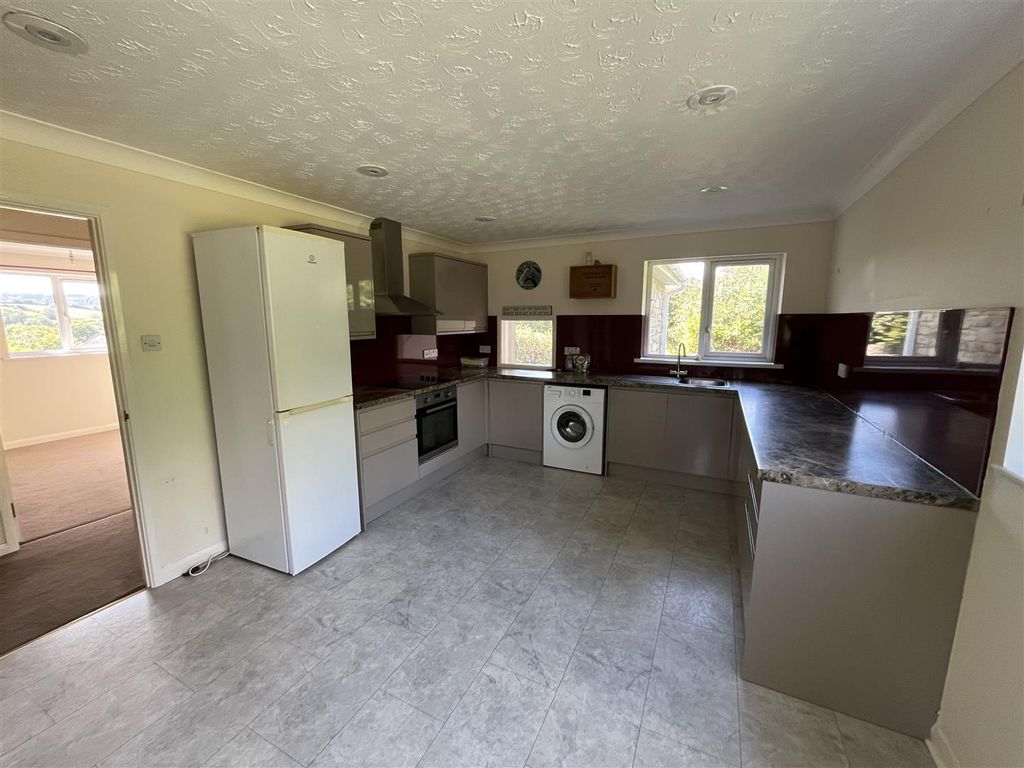 Property photo 3 of 14 Kitchen