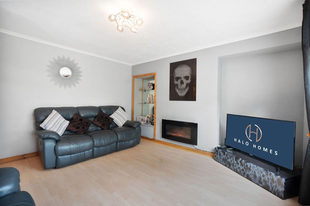 Property photo 3 of 19 Lounge