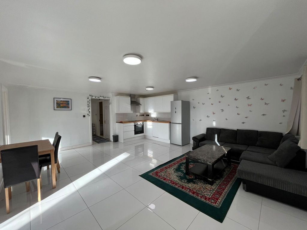 Property photo 1 of 8 3 Bed Flat To Rent Lampton Road, Hounslow Tw3