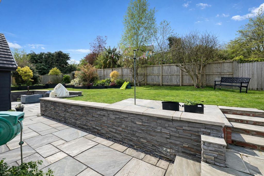 Property photo 2 of 19 Woodlands Av - Garden.Jpeg