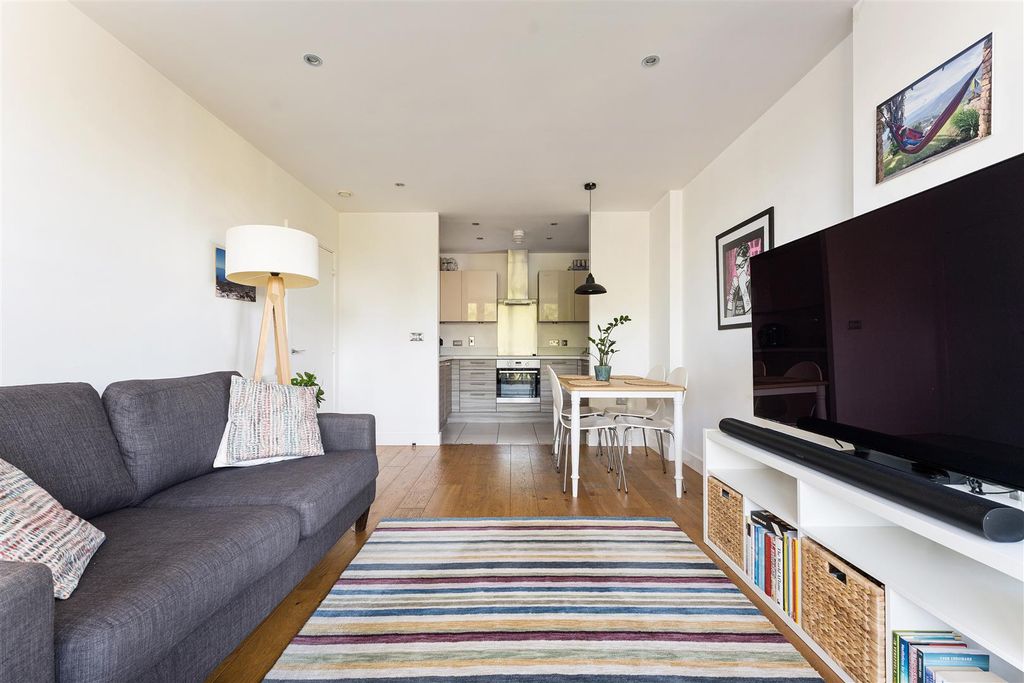 Property photo 3 of 33 Lee Street, E8
