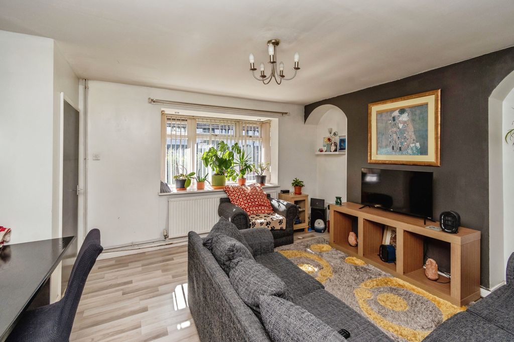 Property photo 3 of 11