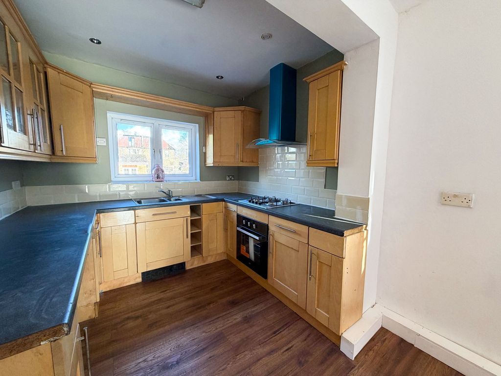 Property photo 3 of 18 Windsor Rd E11