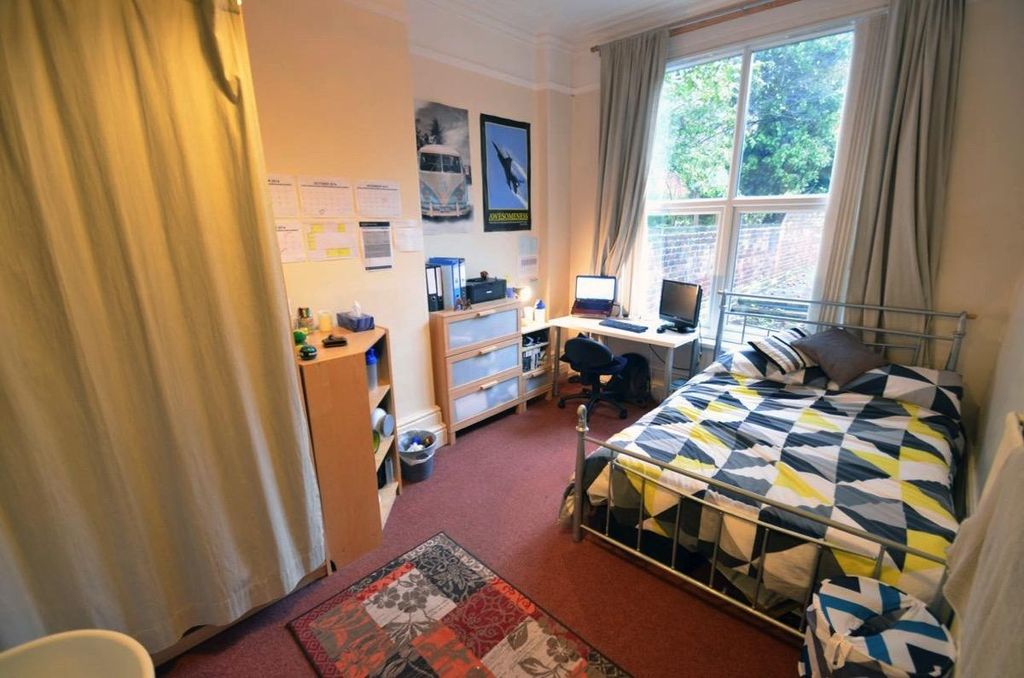 Property photo 1 of 15 Bright, Neatly Presented Double Bedroom With A Com...