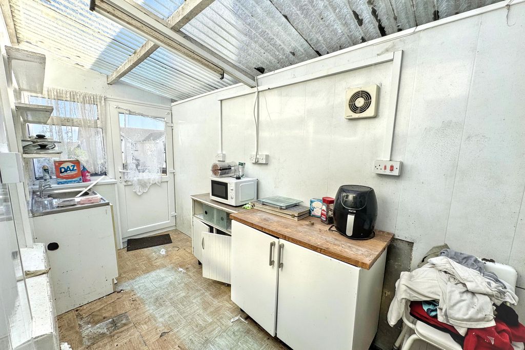 Property photo 3 of 18 52 Brynallt Terrace, Llanelli, Dyfed, Sa15 1nd