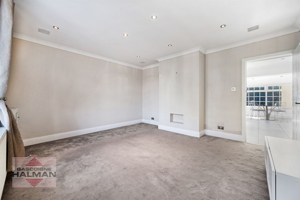 Property photo 3 of 18 Living Room