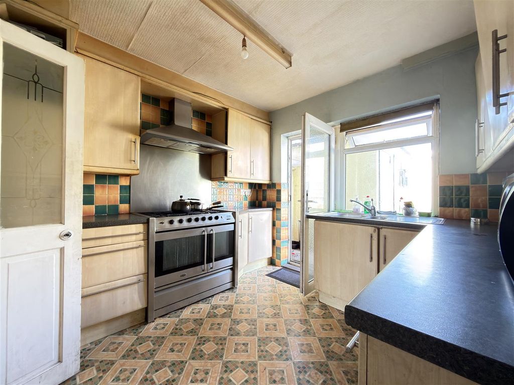 Property photo 3 of 14 Kitchen