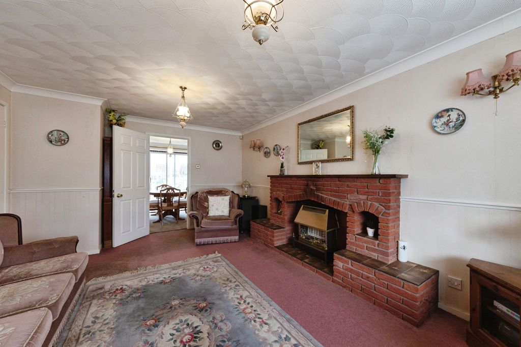 Property photo 3 of 18 Living Room