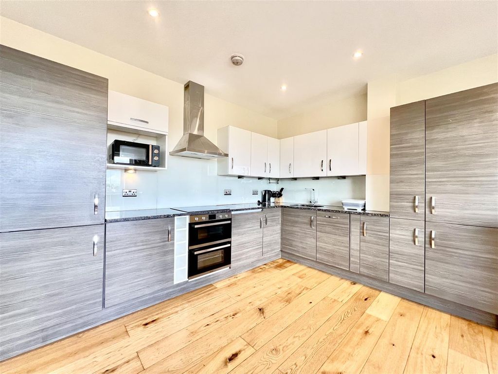 Property photo 1 of 10 Kitchen