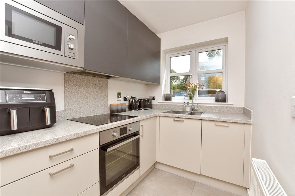 Property photo 3 of 11 Kitchen